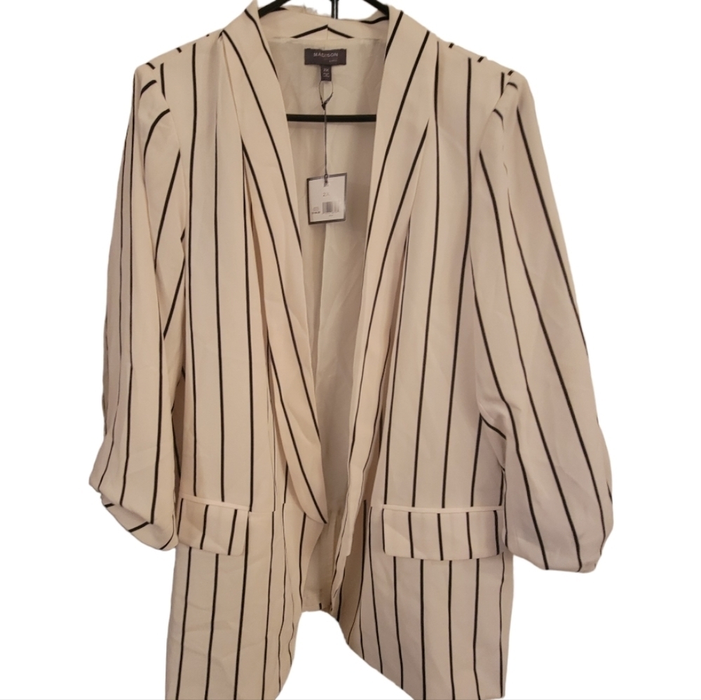 💕✨HOST PICK!!✨💕Striped White and Black Blazer Size 2X - Picture 3 of 11